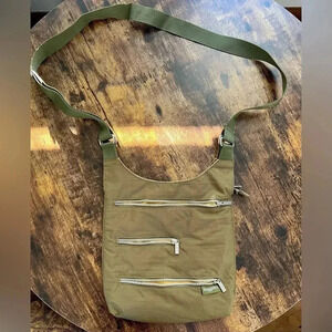 Baggallini | ladies classic medium crossbody bag.​